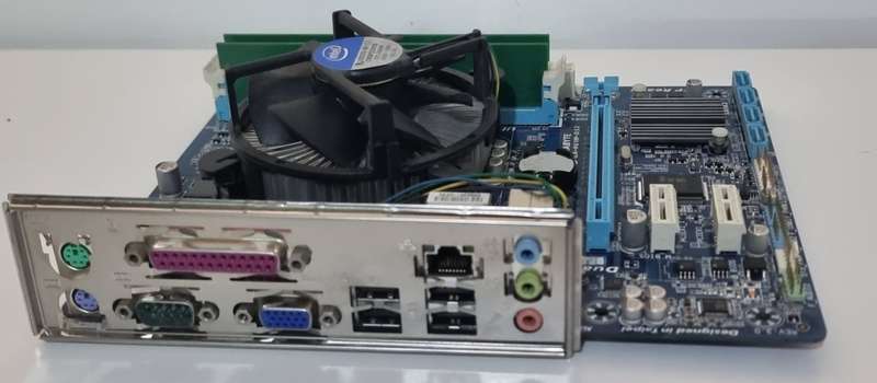 Gigabyte GA-H61M-DS2 motherboard with i3-3220 CPU 4GB RAM