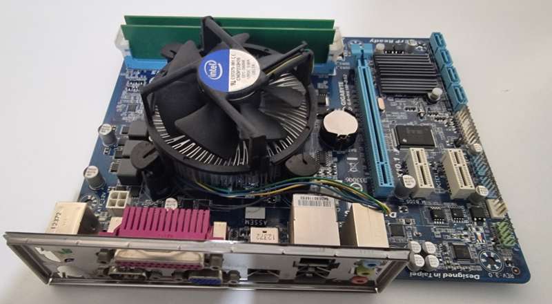 Gigabyte GA-H61M-DS2 motherboard with i3-3220 CPU 4GB RAM
