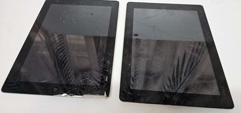 2 x Apple iPad 2 16GB WiFi and 3G !Spares or Repairs!