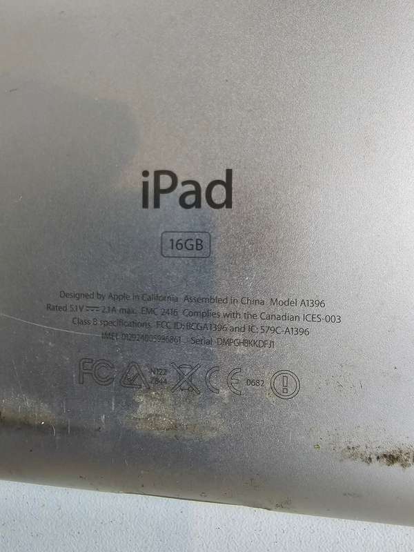 2 x Apple iPad 2 16GB WiFi and 3G !Spares or Repairs!