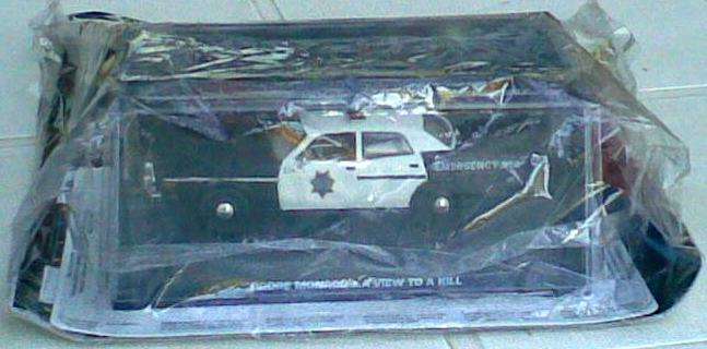 DODGE MONACO POLICE CAR 1/43 SCALE (VIEW TO A KILL) WITH MAGAZINE. MIB