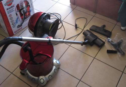 Genesis Hydrovac Plus 1600 w Wet/Dry Vacuum cleaner. Powerful and hassle free. Bagless. Preowned