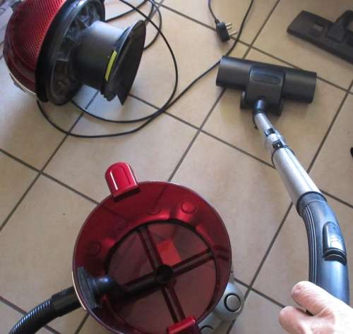 Genesis Hydrovac Plus 1600 w Wet/Dry Vacuum cleaner. Powerful and hassle free. Bagless. Preowned