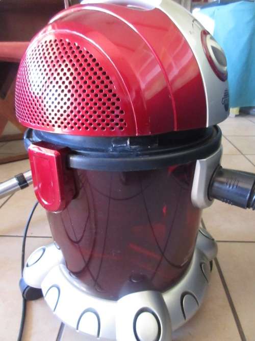 Genesis Hydrovac Plus 1600 w Wet/Dry Vacuum cleaner. Powerful and hassle free. Bagless. Preowned