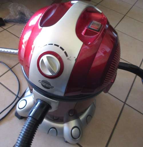 Genesis Hydrovac Plus 1600 w Wet/Dry Vacuum cleaner. Powerful and hassle free. Bagless. Preowned