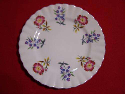 Lovely ROYAL ALBERT "Derwent" cake plate.