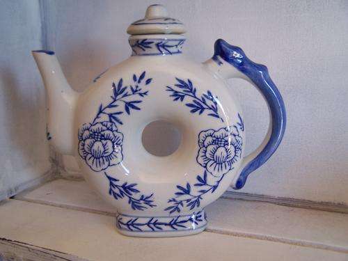 Lovely vintage Blue and White Chinese Tea pot