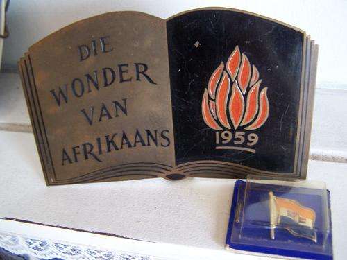Brass Plate "Die Wonder Van Afrikaans" 1959 plus a Old SA Flag Pin Brooch