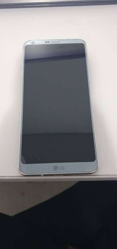 LG G6 - 32GB - Ice Platinum (Unlocked) Smartphone - with assorted covers  **NO RESERVE**
