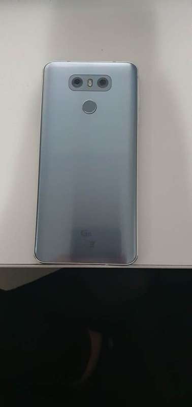 LG G6 - 32GB - Ice Platinum (Unlocked) Smartphone - with assorted covers  **NO RESERVE**