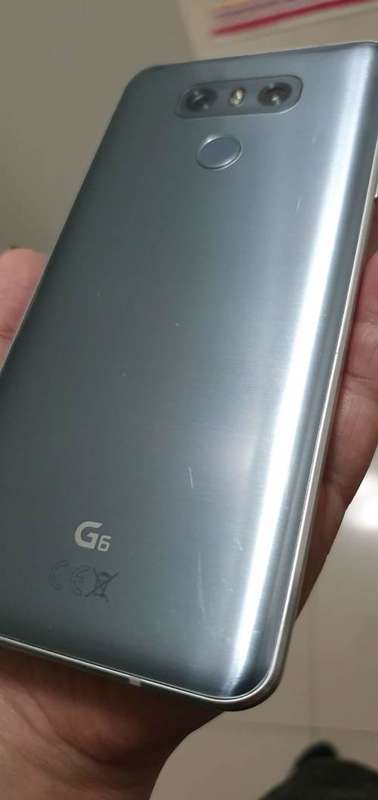 LG G6 - 32GB - Ice Platinum (Unlocked) Smartphone - with assorted covers  **NO RESERVE**