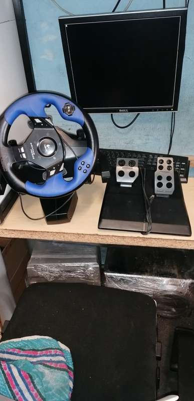 Gaming Logitech Force Drive, Pedals, Charger, PS4, Xbox, PC, Playstation, PS3, PS2, worth R8000. 00