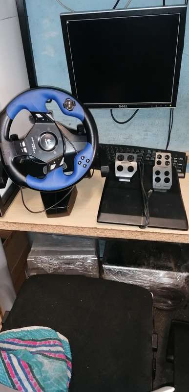 Gaming Logitech Force Drive, Pedals, Charger, PS4, Xbox, PC, Playstation, PS3, PS2, worth R8000. 00