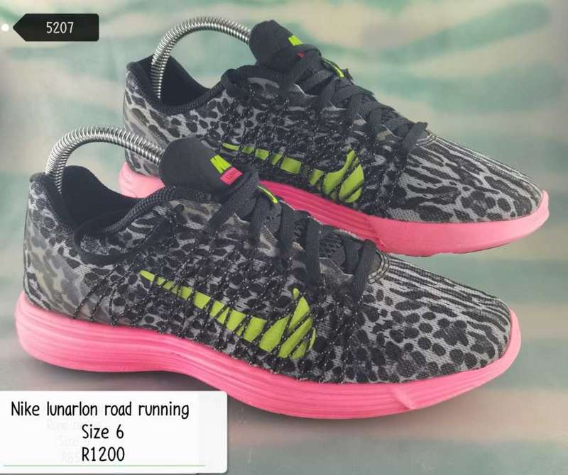Nike Lunaron road running sneakers