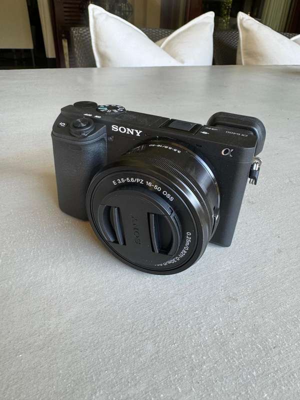 NEVER USED | Sony Alpha a6400 Mirrorless Digital Camera with a 16-50mm Lens