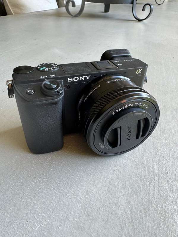 NEVER USED | Sony Alpha a6400 Mirrorless Digital Camera with a 16-50mm Lens