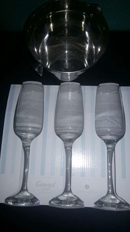 3 x 235ml Lorient Flute Wine Glasses includes 1lt stainless Steel Ice Bucket