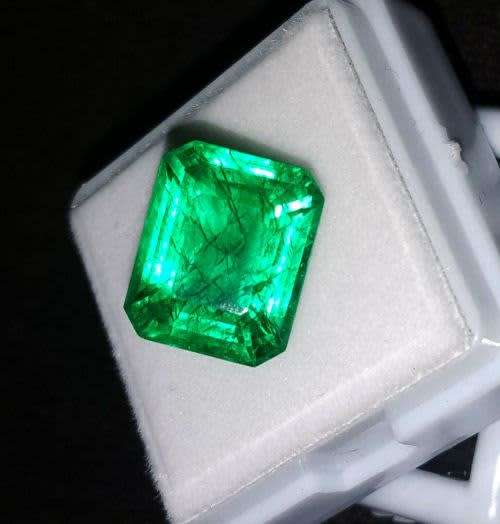 CERTIFY GORGEOUS VIBRANT EMERALD CUT GREEN CRACKLE QUARTZ 8.30CT