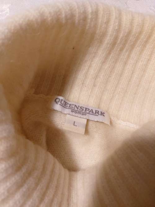 Sweater   by Queenspark - L size