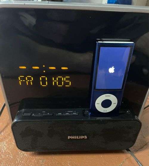 Ipod Nano 16GB - 4th Gen with Phillips alarm clock docking station