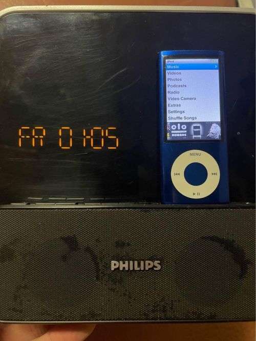 Ipod Nano 16GB - 4th Gen with Phillips alarm clock docking station