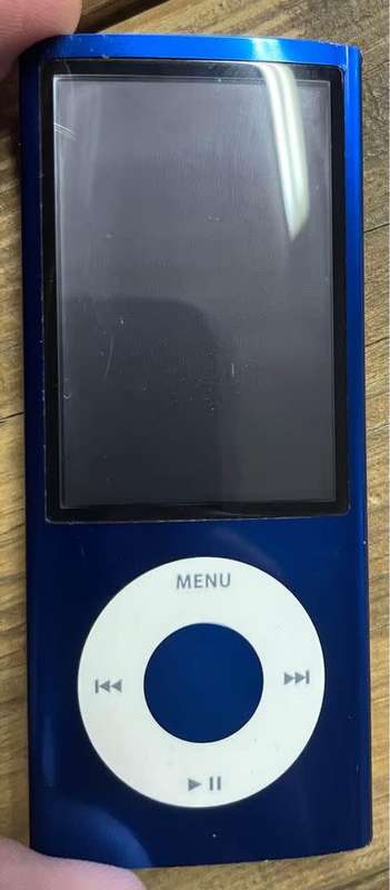 Ipod Nano 16GB - 4th Gen with Phillips alarm clock docking station