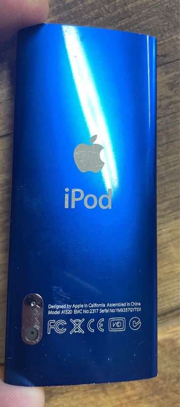 Ipod Nano 16GB - 4th Gen with Phillips alarm clock docking station