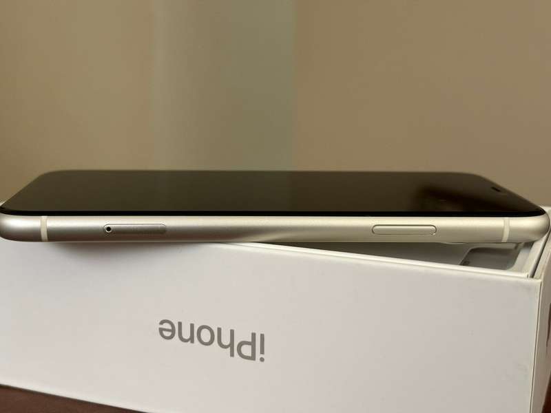 iPhone 11 64GB White (Used)