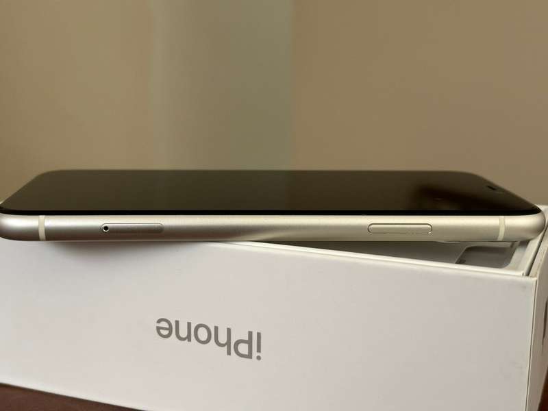 iPhone 11 64GB White (Used)