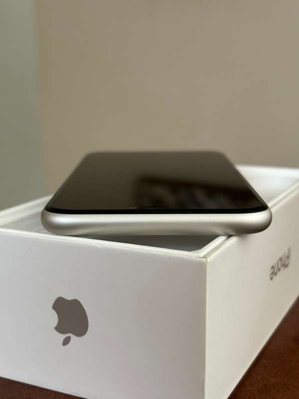iPhone 11 64GB White (Used)