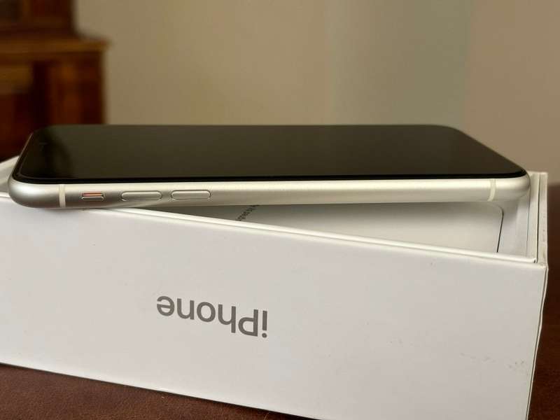 iPhone 11 64GB White (Used)