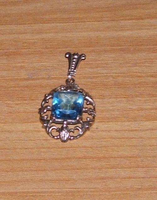 aqua marine stone in 9ct gold setting