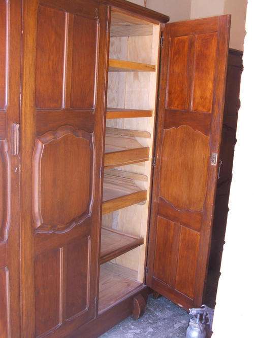Stunning 3 door cupboard.....first bid close the auction!!!!!!!! SPECIAL FOR WEEKEND!!