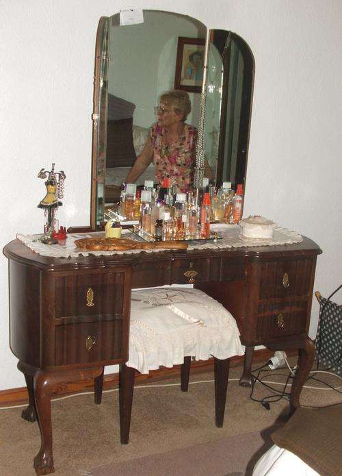Ball & Claw Imbuia dresser with 3 mirrors......in very good condition....Very low start!!!