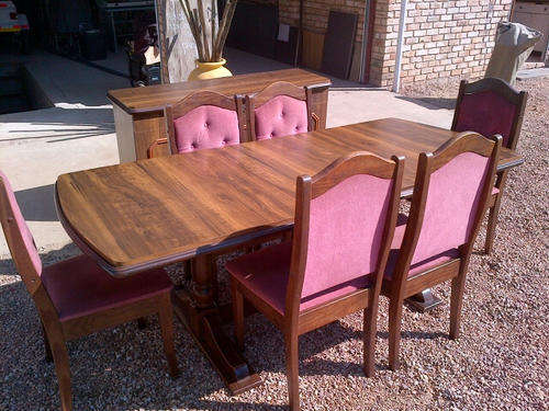 Stunning  Eetkamertafel met 6 stoele in goeie toestand