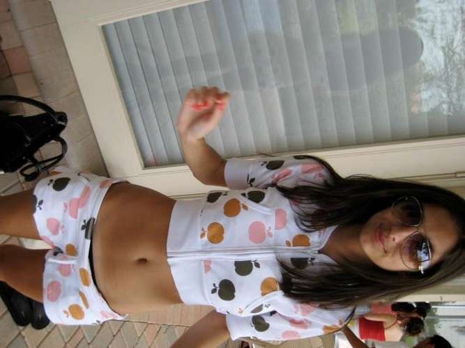 APPLE BOTTOM SHORTS AND HOODY TOP SET