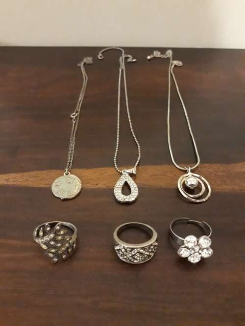 A Lovely Lot of Jewellery Items for One Bid!