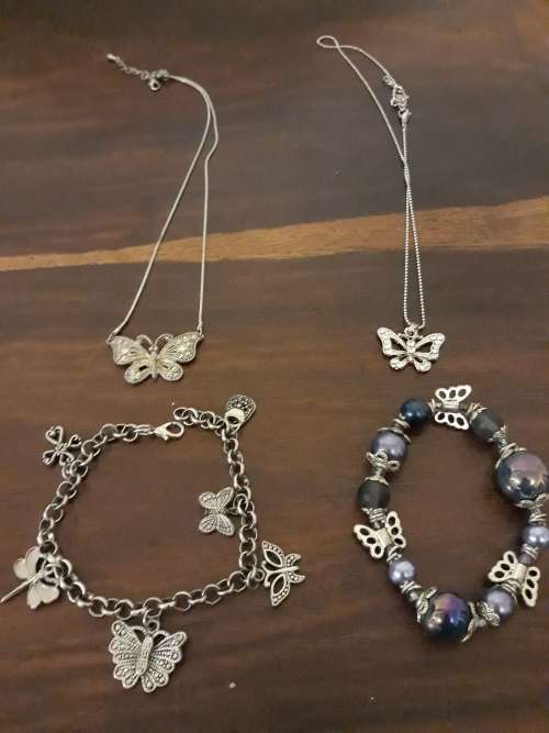 A Simply Stunning Lot of 4 Jewellery Items for One Bid!