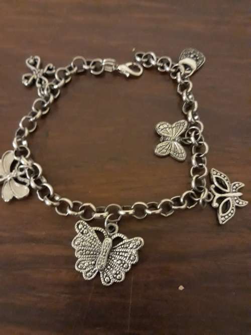 A Simply Stunning Lot of 4 Jewellery Items for One Bid!