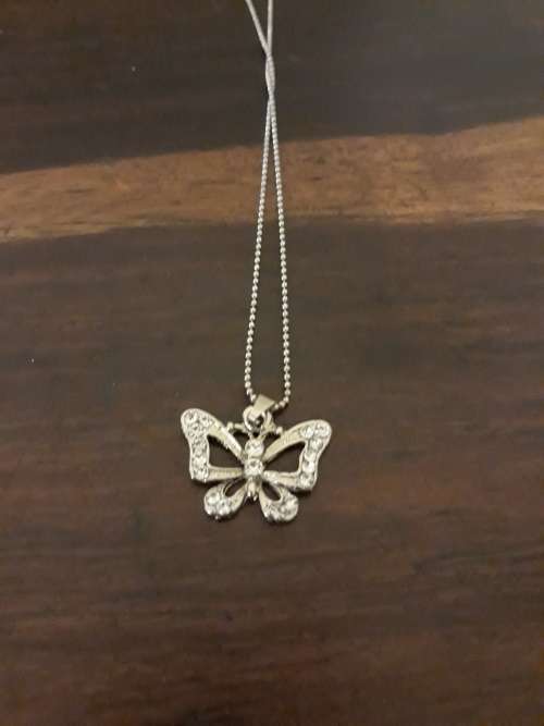 A Simply Stunning Lot of 4 Jewellery Items for One Bid!