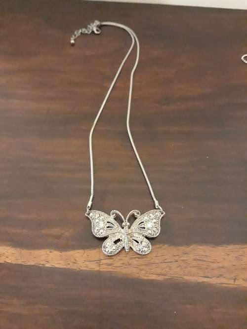 A Simply Stunning Lot of 4 Jewellery Items for One Bid!