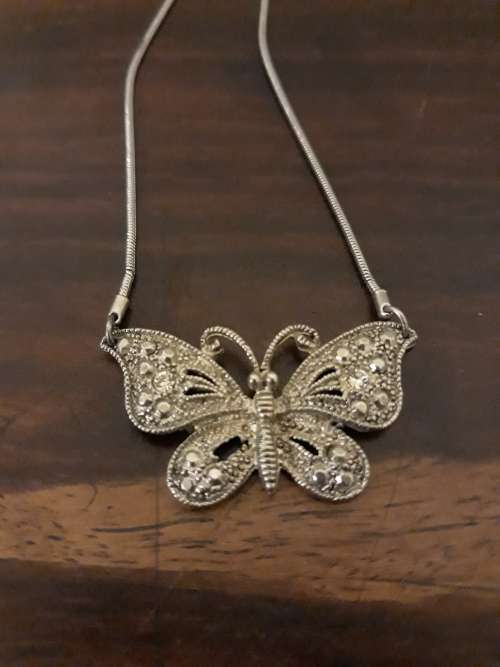 A Simply Stunning Lot of 4 Jewellery Items for One Bid!