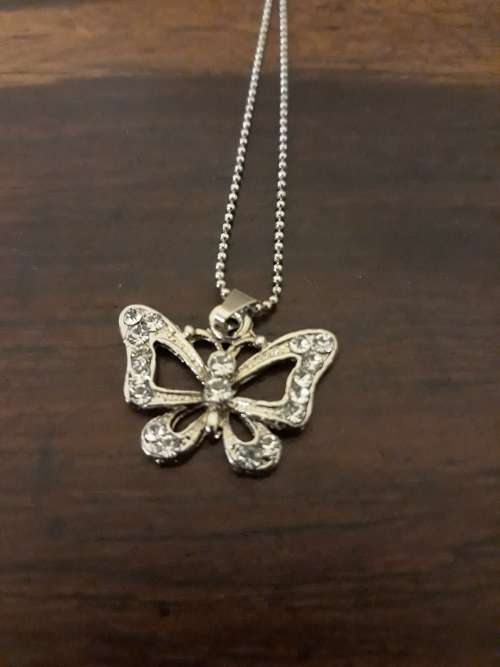 A Simply Stunning Lot of 4 Jewellery Items for One Bid!