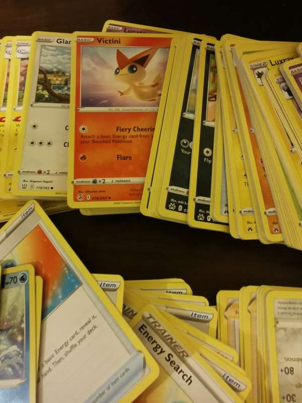 Over 600 Original Pokémon Cards - Super Score!
