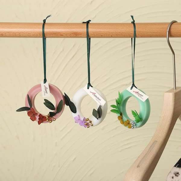 Super Nice Aromatherapy Wax Wardrobe Hand Sachet Air Freshener Scent (Random Color)