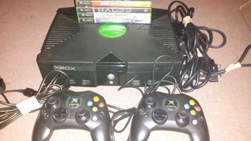 Xbox (Original classic console) + 2 Controllers + 6 Games