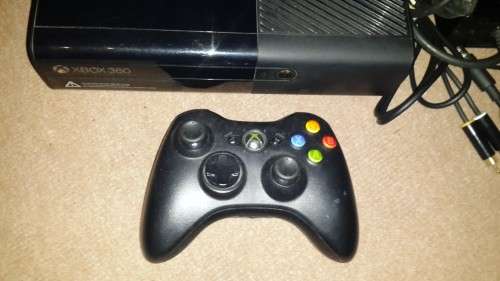 Xbox 360 E 4GB + 2 Games