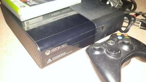 Xbox 360 E 4GB + 2 Games