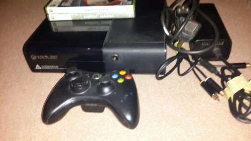 Xbox 360 E 4GB + 2 Games