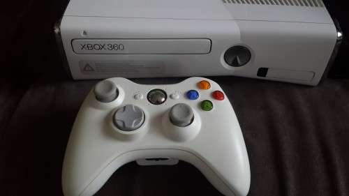 Xbox 360 Slim White 4GB + 4 Games